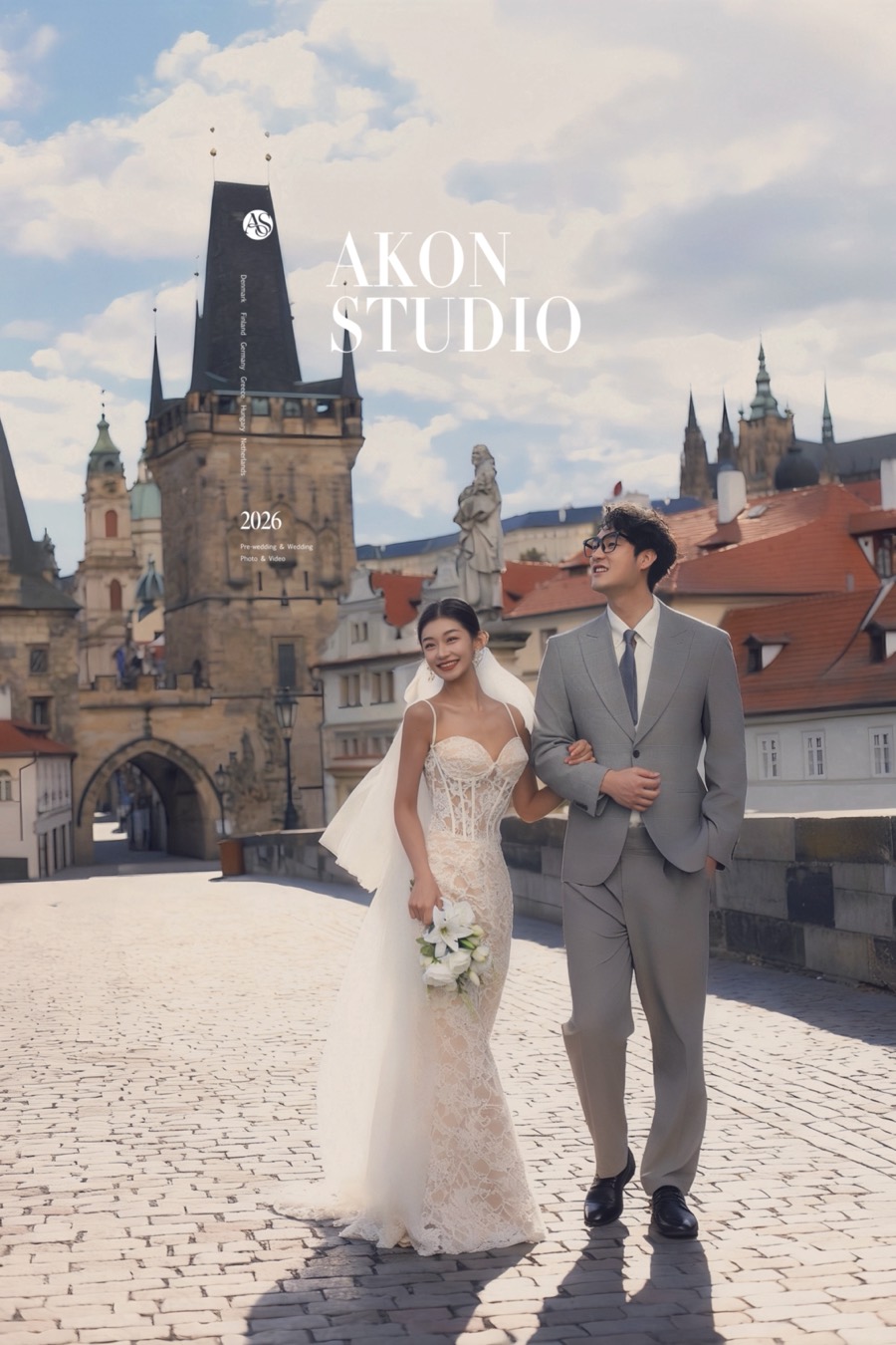 Couple on Charles Bridge at sunrise, Prague