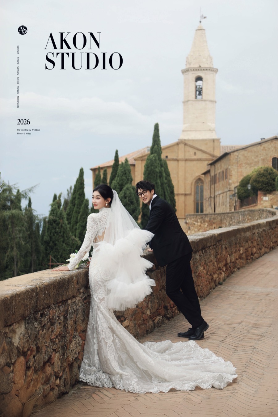 Bride and groom in the rolling hills of Val d'Orcia, Tuscany